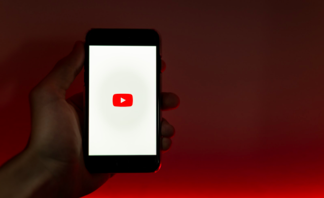 #Jurisprudence : La Cour de Justice de l'UE considère que #Youtube est susceptible d'engager sa responsabilité pour la mise en ligne, sans autorisation, de contenu par ses utilisateurs.
<a href="/Legipresse/">Legipresse</a> 
legalis.net/jurisprudences…