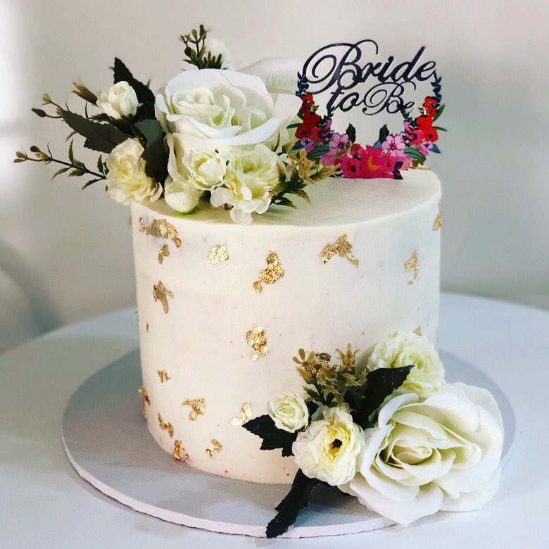 Pastry3eats's tweet photo. Semi-Naked cake

Roses credit @lilys_supplies on IG 

#seminakedcake #whiteroses #abujabaker #cakesinabuja #abujabusiness #abuja #abujacakes #abujacakevendor #abujacakeshop #pastry3eats @PickTwo_ https://t.co/U1uyYAzI9V