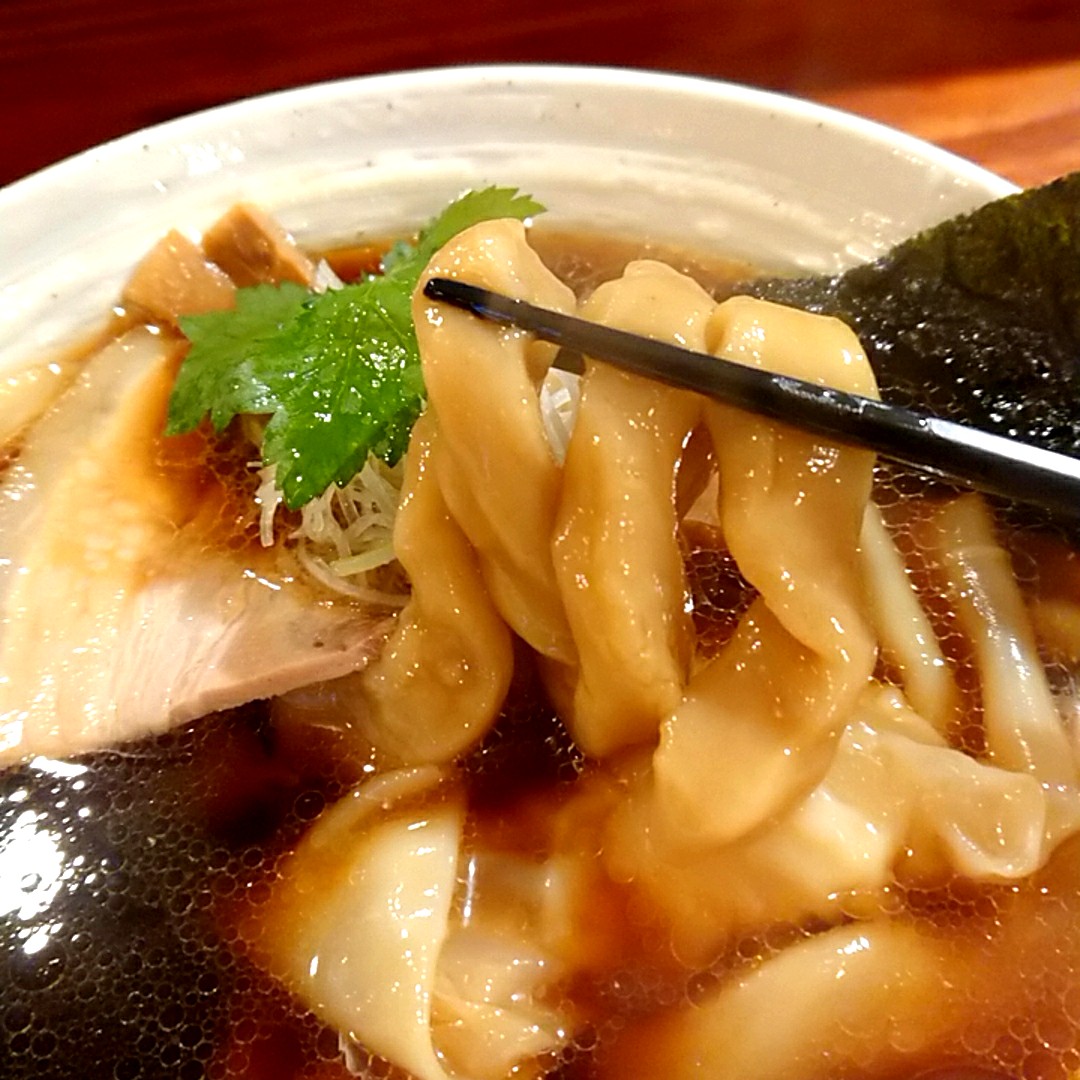 麺と未来＠下北沢
特製醤油らーめん
久しぶりに訪店  気になってた醤油を選択🍜モッチリふんわり独特な食感の極太手打ち麺とプリッとした海老雲呑😆魚介の利いたコク深い醤油の味わいが麺と雲呑にも染みて堪能できた👍