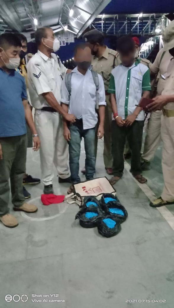Two drugs peddler were nabbed from Rajdhani Express in Simaluguri and 6780 SPM tablets were seized. The input was provided by an alert citizen on our helpline. We thank him for his alertness. @assampolice @DGPAssamPolice @gpsinghips @RPFNFR #WarOnDrugs #AssamSaysNotodrugs