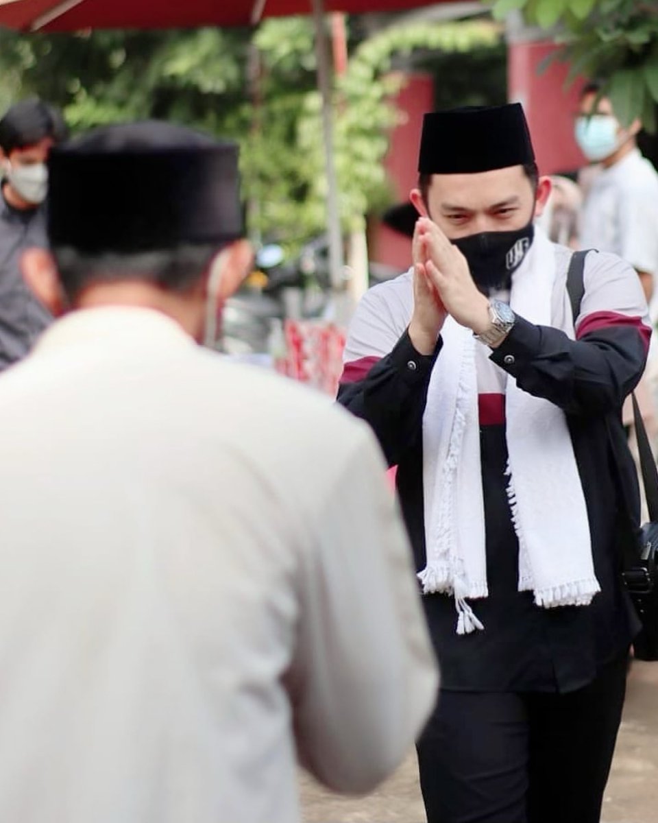 Sy minta maaf kpd seluruh rakyat terutama pedagang kecil yg trdmpak slma PPKM darurat ini. Skrg sy instruksikan semua aparat utk melakukan pndktan persuasif, membeli dagangan mrka semampunya, silahkan ambil dr kas yg ada, lalu makanan tsb bs dibagikan kpd rakyat yg membutuhkan 🙏