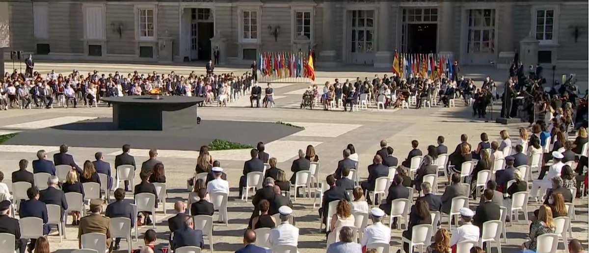 El Orfeón Pamplonés y la orquesta de RTVE nos brindan la obra 'por eso estamos juntos' de Josu Elberdin. La música, ese símbolo tan solemne y emocional siempre para momentos de recuerdo, de homenaje. #protocolo #homenajevictimas