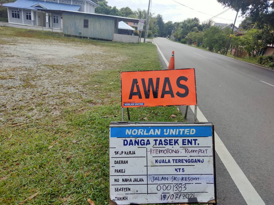 AHTNU_Area2's tweet image. Info 15.7.2021
Jalan SK Kesom, Kuala Terengganu

R03
Team #KualaTerengganu
Kerja-kerja memotong rumput (pusingan Julai)

Rumput Rapi dan Kemas

#ThisIsKualaTerengganu
#TSRM
@JKRTerengganu
@jkrktganu