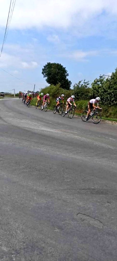 tour79's tweet photo. #tour79 - Etape 5 

Retrouvez les photos de l'intérieur de la course par Renoux Maxime et Renoux Martine ! 📸👏🚴‍♀️ https://t.co/8Lh70fwxU4