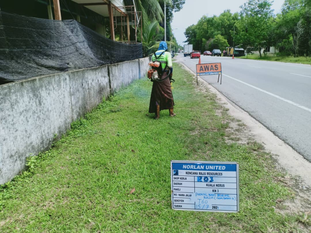 AHTNU_Area2's tweet image. Info 15.7.2021
T60 Jln Pdg Nenas Blkng KUSZA (Gong Badak)

R03
Team #KualaNerus
Kerja-kerja memotong rumput (pusingan Julai)

Rumput Rapi dan Kemas

#ThisIsKualaNerus
#TSRM
@JKRTerengganu
@jkrktganu