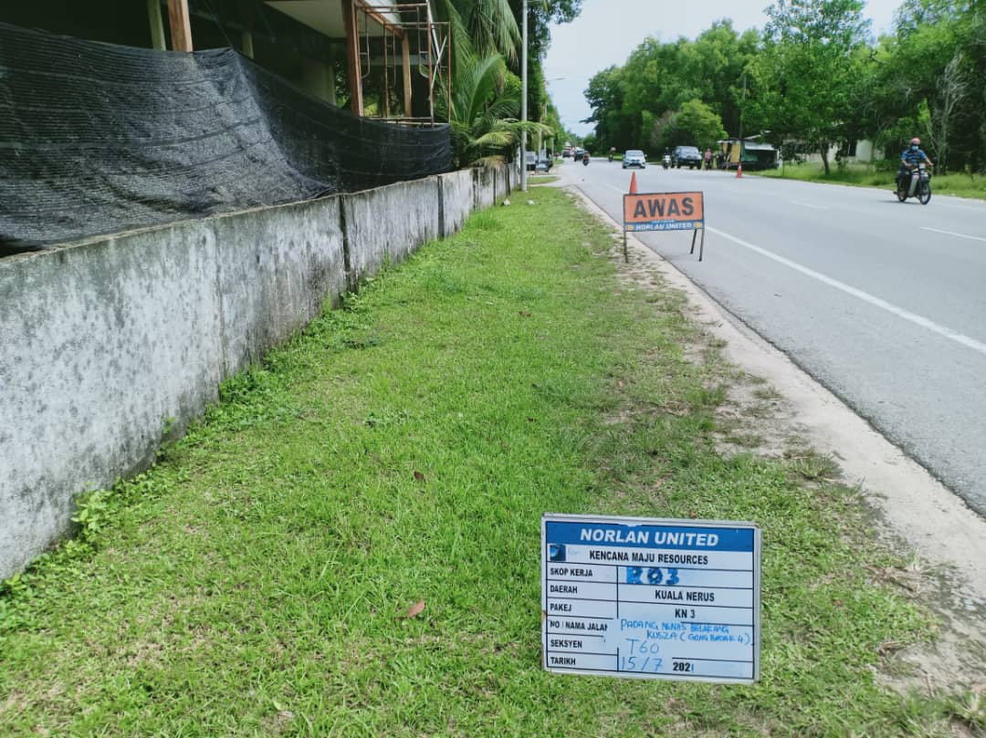 AHTNU_Area2's tweet image. Info 15.7.2021
T60 Jln Pdg Nenas Blkng KUSZA (Gong Badak)

R03
Team #KualaNerus
Kerja-kerja memotong rumput (pusingan Julai)

Rumput Rapi dan Kemas

#ThisIsKualaNerus
#TSRM
@JKRTerengganu
@jkrktganu