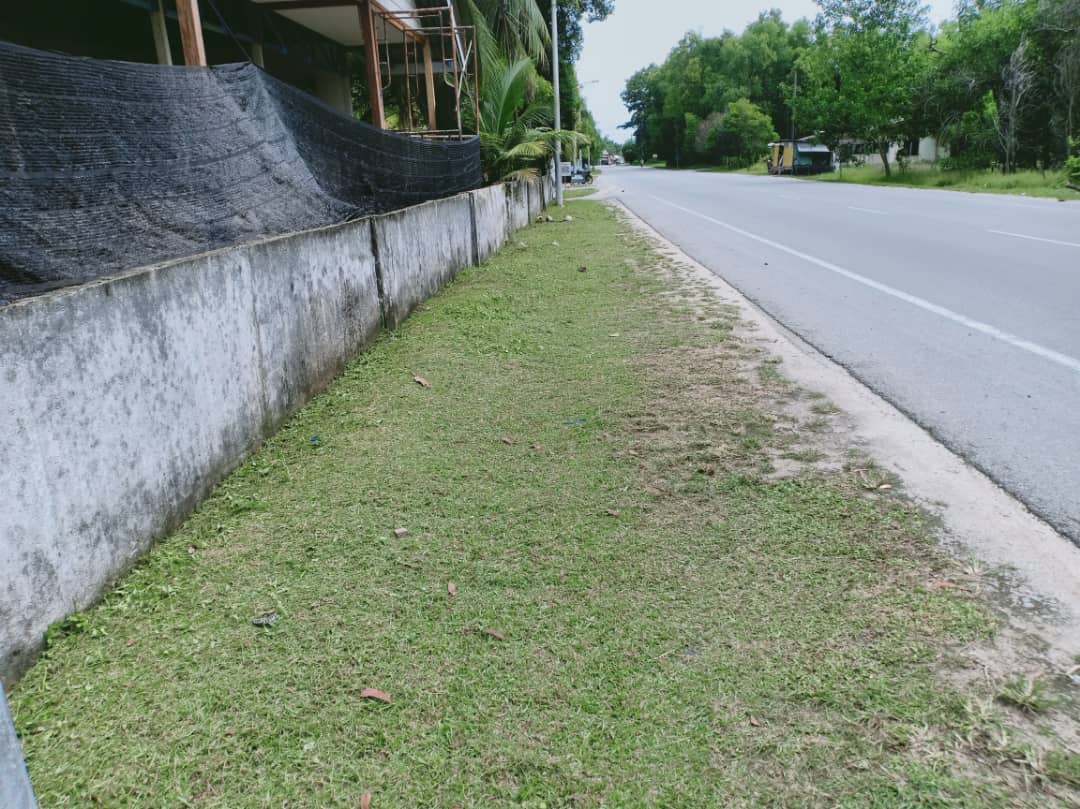 AHTNU_Area2's tweet image. Info 15.7.2021
T60 Jln Pdg Nenas Blkng KUSZA (Gong Badak)

R03
Team #KualaNerus
Kerja-kerja memotong rumput (pusingan Julai)

Rumput Rapi dan Kemas

#ThisIsKualaNerus
#TSRM
@JKRTerengganu
@jkrktganu