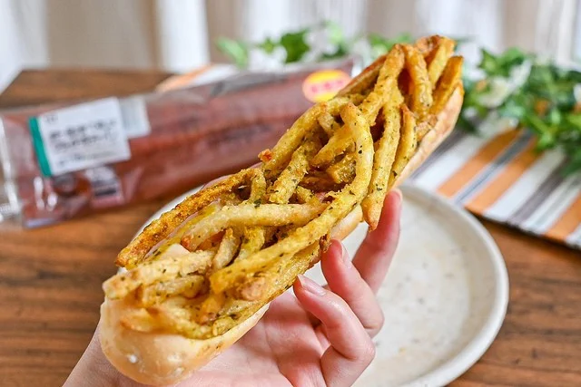 ローソンから衝撃作が誕生！炭水化物×炭水化物の『フライドポテトパン』が発売中！