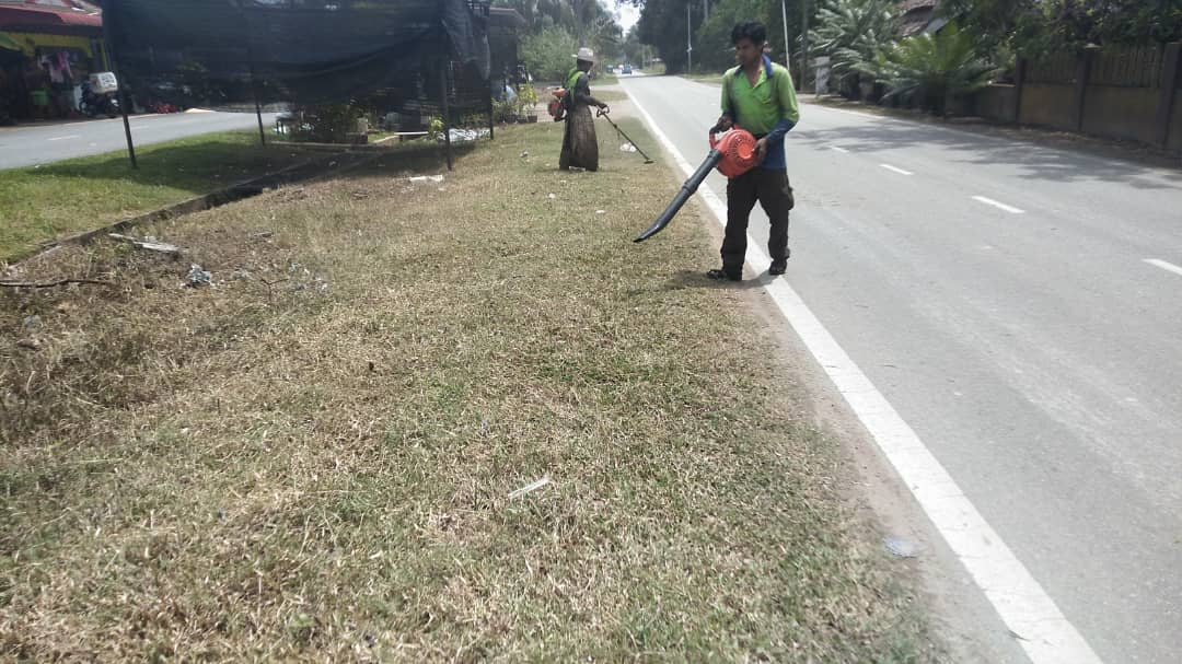 AHTNU_Area2's tweet image. Info 15.7.2021
Jln Bypass Safiah Murni, Marang

R03
Team #Marang
kerja-kerja memotong rumput (pusingan Julai)

Rumput Rapi dan kemas

#ThisIsMarang
#TSRM
@JKRTerengganu
@JKRMarang