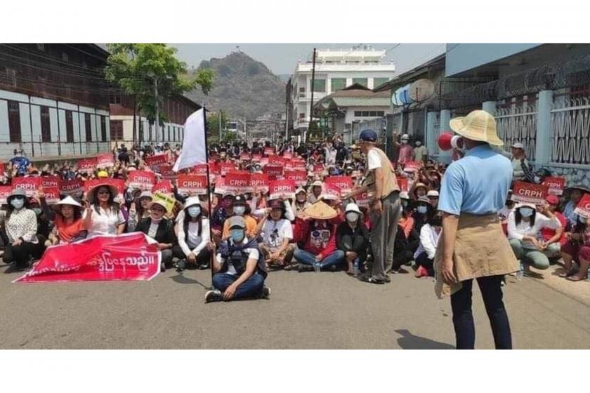KenRoth's tweet photo. Unable to find a pro-democracy protest leader, the Myanmar junta sentences his wife and 17-year-old daughter to three years in prison -- part of its routine targeting of protest leaders' family members. https://t.co/iU0YHC1X57 https://t.co/Y2zQIYl8JN