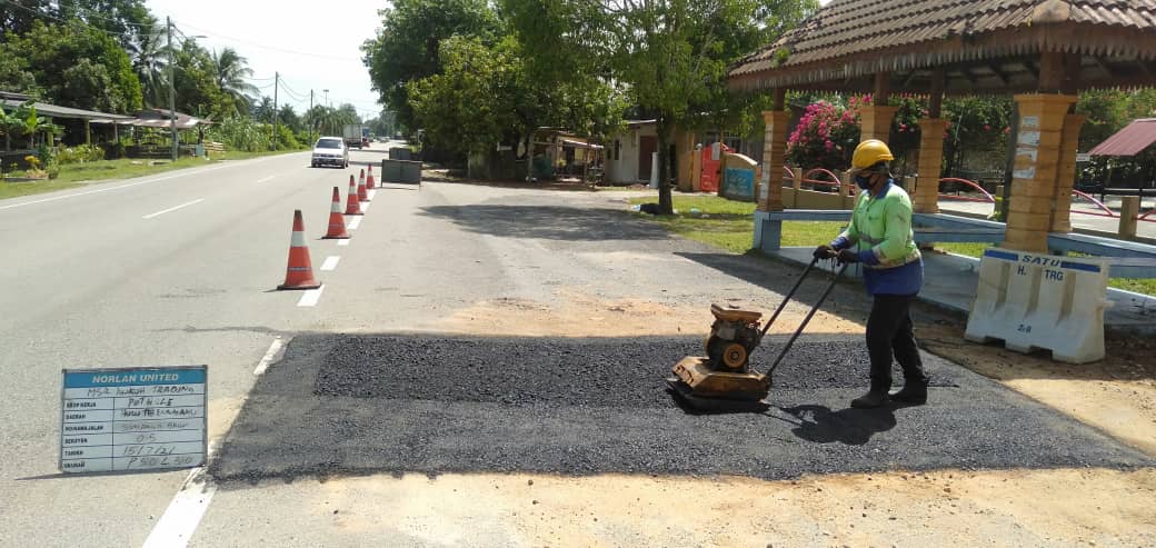 AHTNU_Area2's tweet image. Info 15.7.2021
Jln Simpang Gaung-Simpang Pauh, Sec 0.5

Team #HuluTerengganu
R01 - Patching pothole/pavement
Kerja membaiki permukaan jalan rosak (UTILITI)

Tiada lagi jalan rosak bahaya

#ThisIsHuluTerengganu
#TSRM
@JKRTerengganu
@JKRHuluTrg
@Alifzjkr