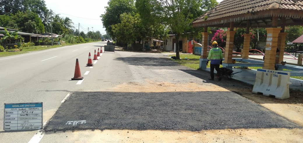 AHTNU_Area2's tweet image. Info 15.7.2021
Jln Simpang Gaung-Simpang Pauh, Sec 0.5

Team #HuluTerengganu
R01 - Patching pothole/pavement
Kerja membaiki permukaan jalan rosak (UTILITI)

Tiada lagi jalan rosak bahaya

#ThisIsHuluTerengganu
#TSRM
@JKRTerengganu
@JKRHuluTrg
@Alifzjkr