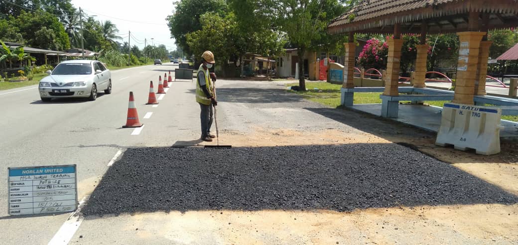 AHTNU_Area2's tweet image. Info 15.7.2021
Jln Simpang Gaung-Simpang Pauh, Sec 0.5

Team #HuluTerengganu
R01 - Patching pothole/pavement
Kerja membaiki permukaan jalan rosak (UTILITI)

Tiada lagi jalan rosak bahaya

#ThisIsHuluTerengganu
#TSRM
@JKRTerengganu
@JKRHuluTrg
@Alifzjkr