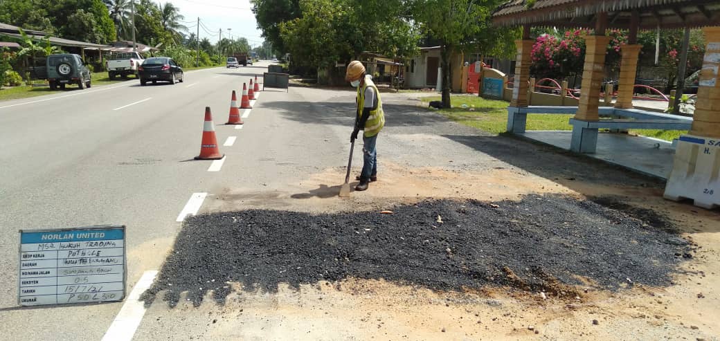 AHTNU_Area2's tweet image. Info 15.7.2021
Jln Simpang Gaung-Simpang Pauh, Sec 0.5

Team #HuluTerengganu
R01 - Patching pothole/pavement
Kerja membaiki permukaan jalan rosak (UTILITI)

Tiada lagi jalan rosak bahaya

#ThisIsHuluTerengganu
#TSRM
@JKRTerengganu
@JKRHuluTrg
@Alifzjkr
