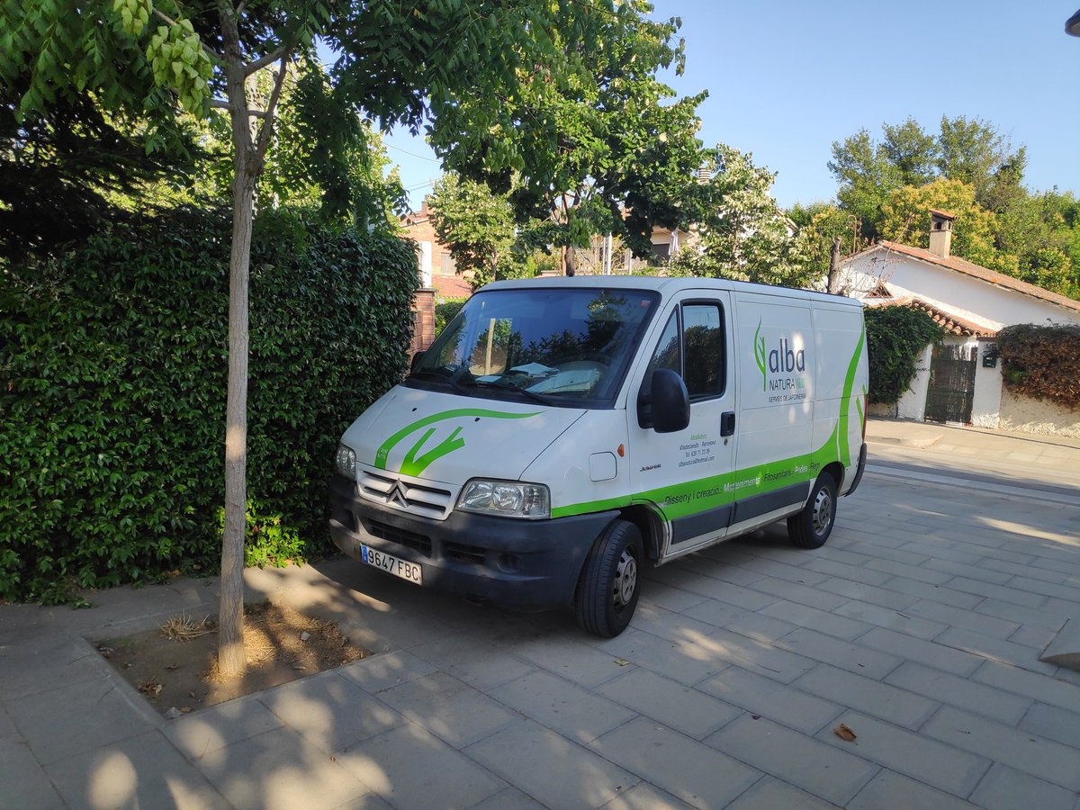 Cada dijous durant tot el curs ha estat estacionada aquesta furgoneta a la vorera davant de l'escola bressol el Niu. He trucat desenes de vegades a la policia... Així es com es prenen la seguretat dels infants a <a href="/ajsantcugat/">Aj. Sant Cugat</a> 
<a href="/mireiaingla/">Mireia Ingla Mas</a> <a href="/FrancescCarol/">Francesc Carol</a> <a href="/pgorina1/">Pilar Gorina,</a>