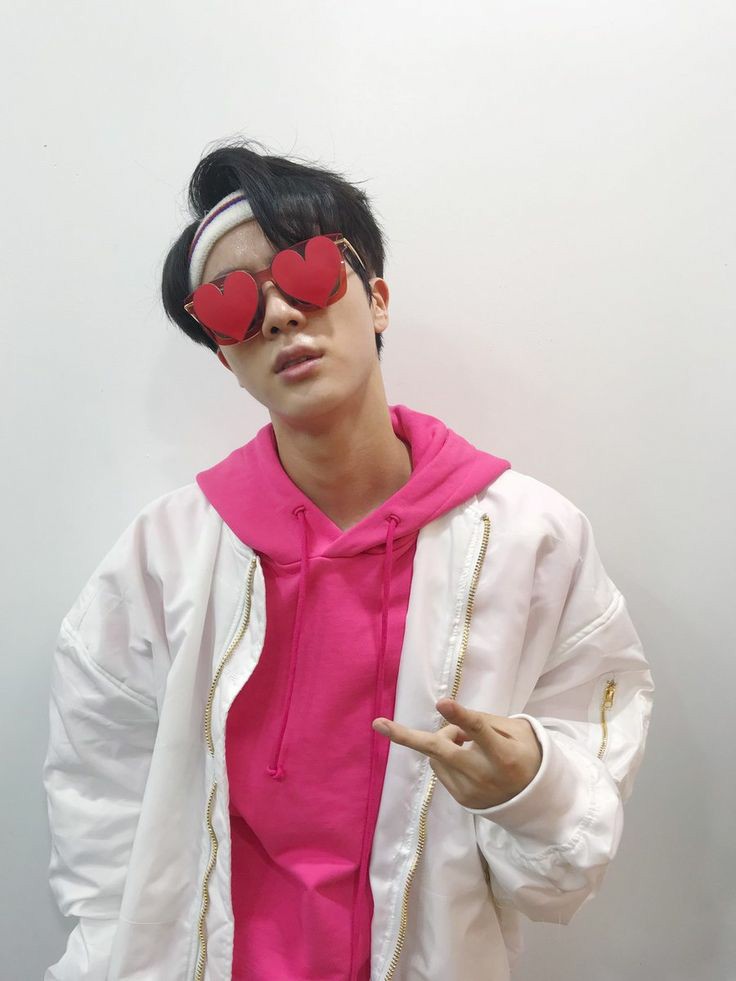Santa_0104_'s tweet photo. Cool shade stunner jin ~ a thread https://t.co/5bYZEotNl6