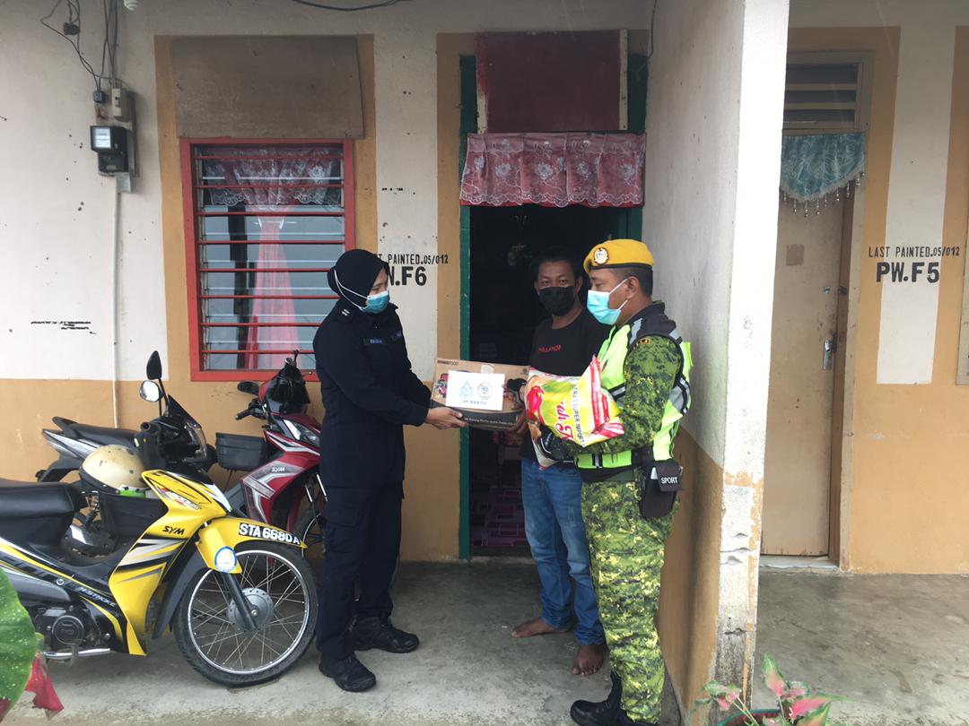 relasemporna's tweet photo. 15 Julai 2021 | Khamis
#OPBANTU #SEMPORNASABAH #SETIAMEMBANTU #SetiaBerbakti
Program OP BANTU Daerah Semporna kawasan kampung sungai Intan dan Pegagau yang diketuai Timbalan Ketua Polis Daerah Semporna

@RELA 
@rela_sabah https://t.co/kK2k8vbBI1