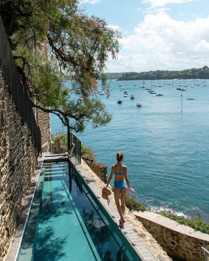 Castelbrac's tweet photo. Comme suspendue entre la mer et la piscine, My Dolce Vita puise son énergie dans les rayons de soleil bretons, en profitant de la quiétude du solarium de notre hôtel 👒
#castelbrac #dinard #bretagne #bestofbretagne #seaview #secretplaces #pool #swimmingpool #ocean #vuemer https://t.co/lkzO02DCBI