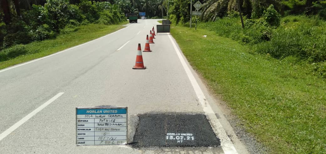 AHTNU_Area2's tweet image. Info 15.7.2021
T137 Jln K Pueh-Tapah-Payang Kayu, Sec 6.0

Team #HuluTerengganu
R01 - Patching pothole/pavement
Kerja membaiki permukaan jalan rosak

Tiada lagi jalan rosak bahaya

#ThisIsHuluTerengganu
#TSRM
@JKRTerengganu
@JKRHuluTrg
@Alifzjkr