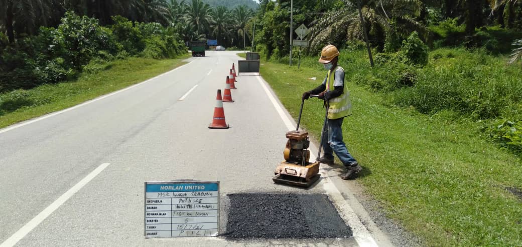 AHTNU_Area2's tweet image. Info 15.7.2021
T137 Jln K Pueh-Tapah-Payang Kayu, Sec 6.0

Team #HuluTerengganu
R01 - Patching pothole/pavement
Kerja membaiki permukaan jalan rosak

Tiada lagi jalan rosak bahaya

#ThisIsHuluTerengganu
#TSRM
@JKRTerengganu
@JKRHuluTrg
@Alifzjkr