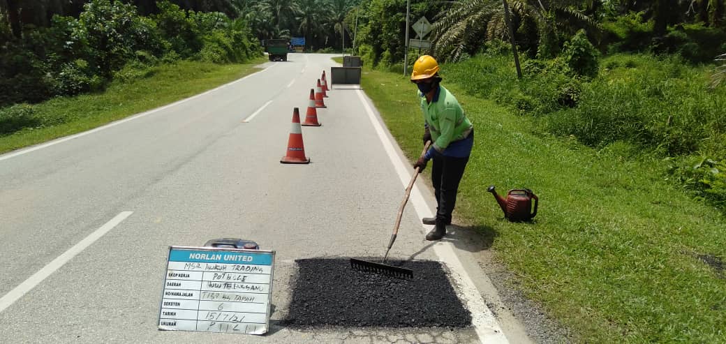 AHTNU_Area2's tweet image. Info 15.7.2021
T137 Jln K Pueh-Tapah-Payang Kayu, Sec 6.0

Team #HuluTerengganu
R01 - Patching pothole/pavement
Kerja membaiki permukaan jalan rosak

Tiada lagi jalan rosak bahaya

#ThisIsHuluTerengganu
#TSRM
@JKRTerengganu
@JKRHuluTrg
@Alifzjkr