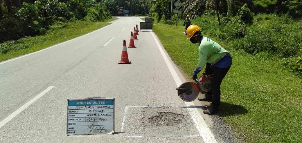 AHTNU_Area2's tweet image. Info 15.7.2021
T137 Jln K Pueh-Tapah-Payang Kayu, Sec 6.0

Team #HuluTerengganu
R01 - Patching pothole/pavement
Kerja membaiki permukaan jalan rosak

Tiada lagi jalan rosak bahaya

#ThisIsHuluTerengganu
#TSRM
@JKRTerengganu
@JKRHuluTrg
@Alifzjkr