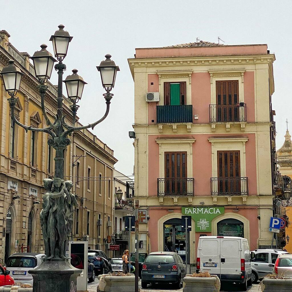 TravelEsquire's tweet photo. Sicilian city of Paternò 🇮🇹 still watched over by a nearly 1,000 year-old 🏰 | Piazza Indipendenza 🤩
•
•
•
#paternò #sicily #sicilia #italy #sicilian #sicily🇮🇹 #sicilia_super_pics #sicilytourism #sicilianelcuore #sicilia_pics #siciliagram #visitsi… https://t.co/syRUMVcvvh https://t.co/IVbAIfljGn