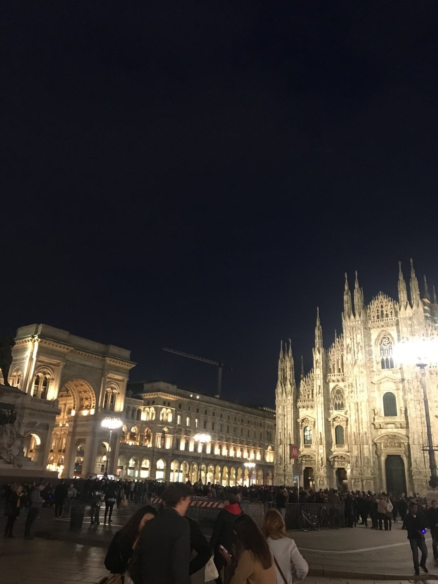 BeatriceBrigo's tweet photo. Day 92 of #100DaysOfItaly 
Piazza del Duomo - Main square in Milan and the true urban and commercial heart of the city for more than seven centuries, where Milanese meet there to celebrate important events #PiazzaDelDuomo #Milano #DiscoveringItaly https://t.co/GsMKvAW8hs