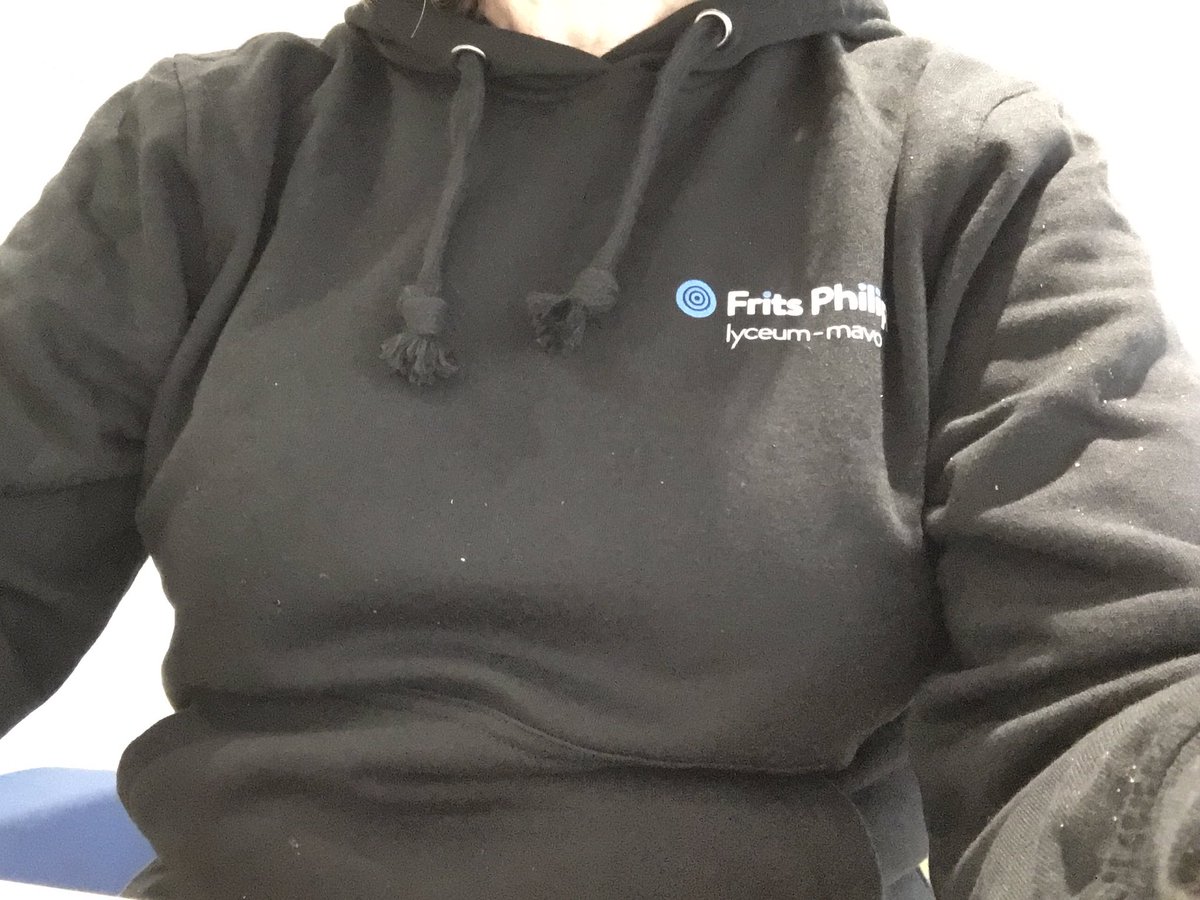 Hoe een Fritsphilipslyceum mavo trui te scoren? Gewoon met een lam regenpak door de regen naar school fietsen.