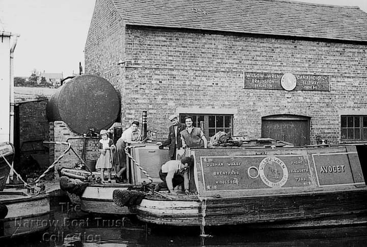 Throwback Thursday.

AVOCET (previously Ex FMC RAVEN) at Braunston with John Boswell in the hatch; 1973.
Photo: Mike Webb

#throwbackthursday #narrowboattrust #workingboats #canallife #historicnarrowboats #narrowboats #IndustrialHistory #HistoricCanals 
#nationalhistoricships