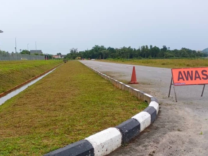 AHTNU_Area2's tweet image. Info 15.7.2021
Jalan SPRM, Kuala Terengganu

R03
Team #KualaTerengganu
Kerja-kerja memotong rumput (pusingan Julai)

Rumput Rapi dan Kemas

#ThisIsKualaTerengganu
#TSRM
@JKRTerengganu
@jkrktganu
