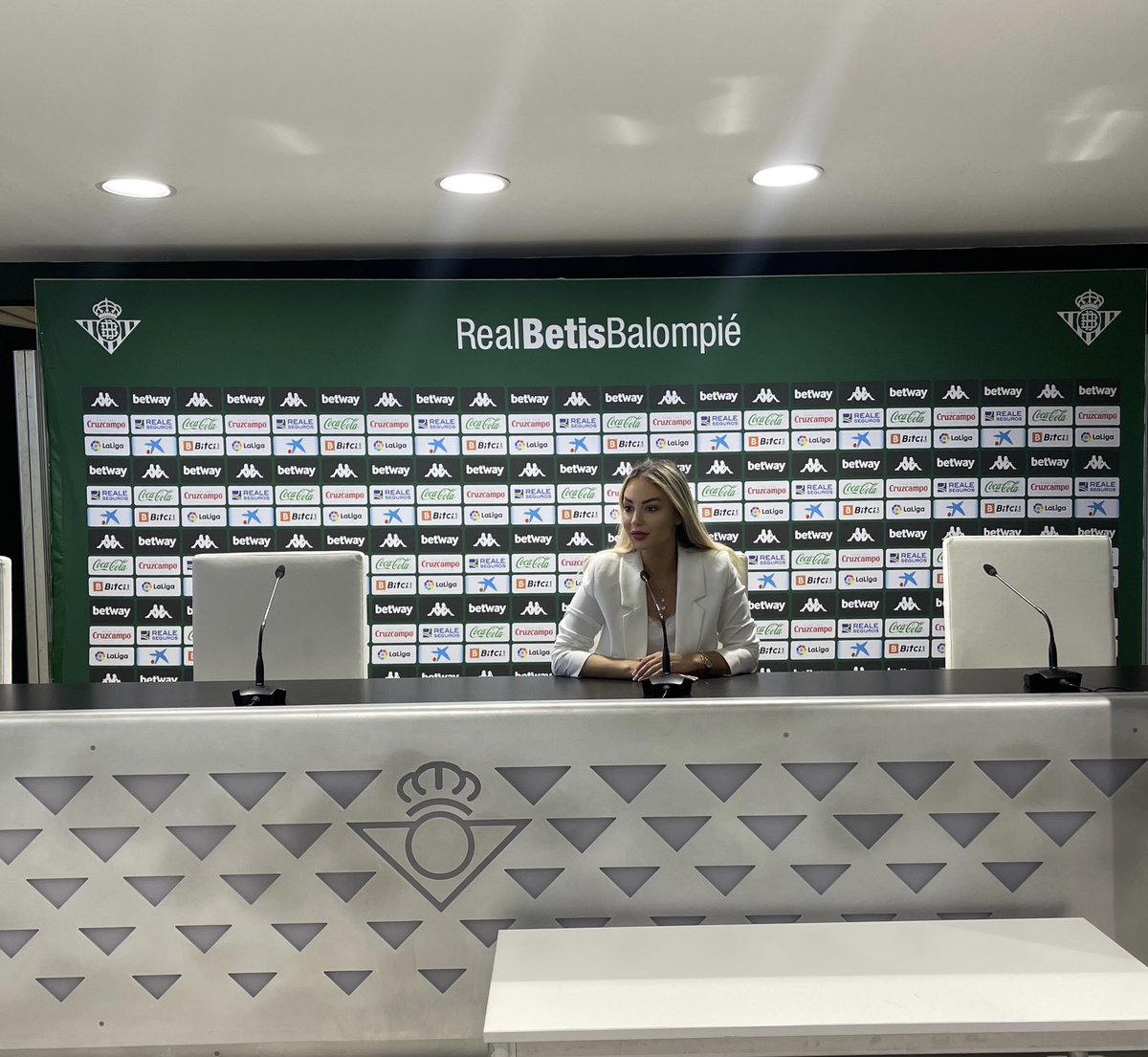 AlbbaMorina's tweet image. Qe një qikë e përfshirë n’futboll. Cila është super fuqia yte? 🤔
 @RealBetis_en #PresentationMode