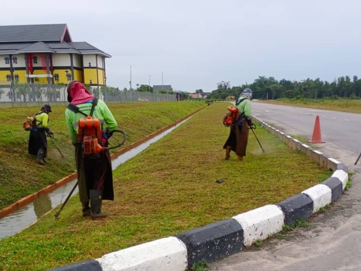 AHTNU_Area2's tweet image. Info 15.7.2021
Jalan SPRM, Kuala Terengganu

R03
Team #KualaTerengganu
Kerja-kerja memotong rumput (pusingan Julai)

Rumput Rapi dan Kemas

#ThisIsKualaTerengganu
#TSRM
@JKRTerengganu
@jkrktganu