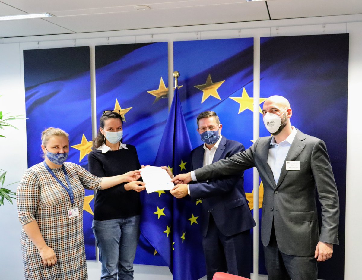 Yesterday, Veramaris and microalgae stakeholders called on <a href="/EU_Commission/">European Commission</a> to use its #EU4Algae Initiative to propose binding targets for the substitution of fish-based fish feed with algae-based solutions. Thank you <a href="/CarmenPreising/">Carmen Preising</a> for accepting our letter bit.ly/3iaUUyX
