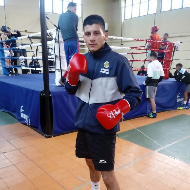 Ejercito_Arg's tweet photo. #Felicitaciones soldado voluntario 🪖🥊Brian Arregui por tu clasificación a los Juegos Olímpicos @Tokyo2020es. El soldado, que revista en el Regimiento de Infantería Mecanizado 5 de #Villaguay, nos representará 🇦🇷 en #Boxeo en la categoría #Superwelter #SomosElEjército https://t.co/NFija4xoo0