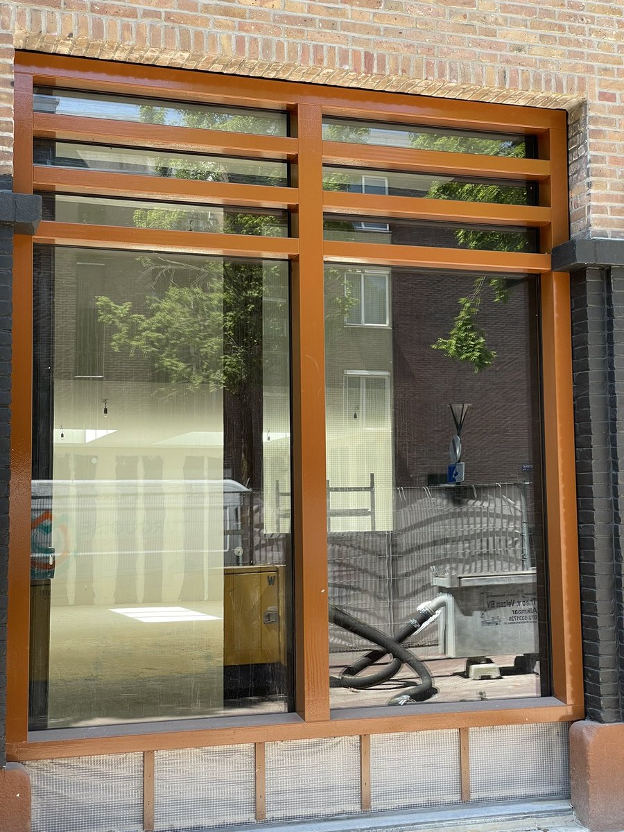 jongerenwerker_'s tweet image. Vandaag eindelijk de sleutel tot onze HQ van @streetsmart_amsterdam mogen ontvangen van @wonenbijeigenhaard. Hier komt namelijk een super coole centrum voor de jeugd waarin we samenwerken met mooie organisaties als @ease_nederland en #jongerenpunt Oost🥳