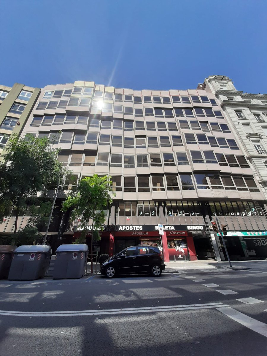 GironaZenit's tweet photo. La feina ben feta dóna resultats extraordinaris ✨.

El mateix edifici, dues èpoques diferents.

#zenitrehabilitacions #zenit #rehabilitacions #travesseradegracia #barcelona #reformaointegral #reformesintegrals #vidre #glass #modernitat #futur #future #elegancia https://t.co/tnKKnbayHi