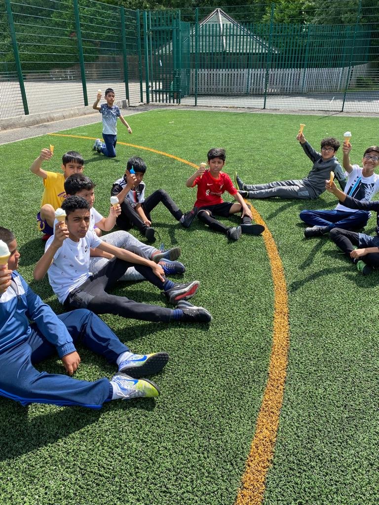 Greenhill_HT's tweet photo. Year 6 enjoying a well deserved ice cream courtesy of #visionforlearning
Many thanks. https://t.co/abHfJoI5oD