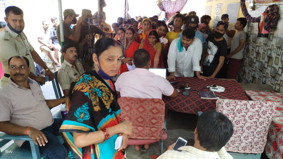 BalVatika's tweet photo. कोरोना का टीका लेने की मची होड़
: डेहरी मुख्यालय स्थित बाल वा��िका विद्यालय में आज दिनांक 15/7/2021 दिन - गुरुवार को 200 से अधिक लोगों को टीकाकरण किया गया जिसमें 18+ 45+ को कोविशिल्ड का First dose और second dose दिया गया | https://t.co/IaTux18jnM