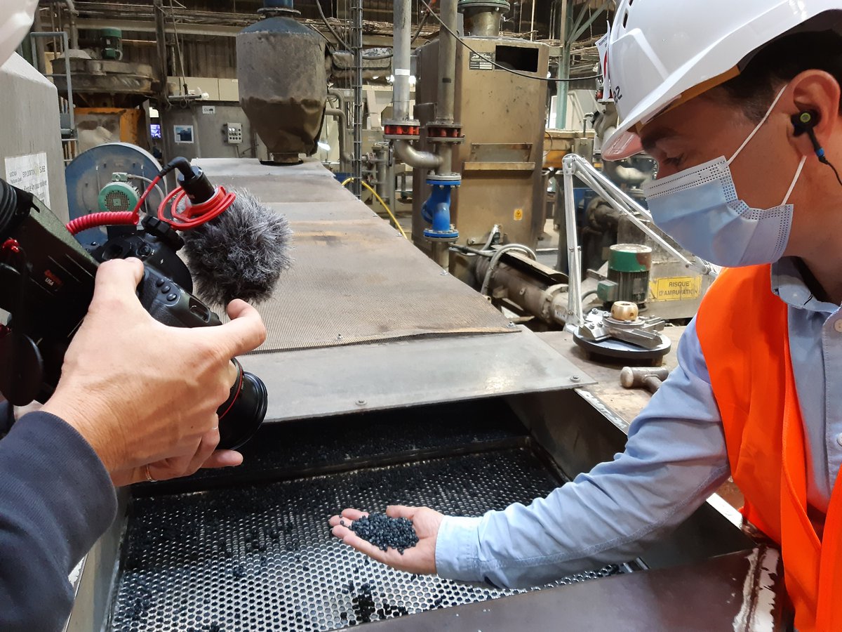 Tournage "silence ça pousse"
Comment sont valorisées les bâches #plastique des #maraîchers Nantais ? sur l'usine @suezFR  #Landemont 20000t de films agricoles par an transformés en 8500t de granulés de plastique (PEBD recyclé), pour fabriquer bâches canalisation sacs poubelles…