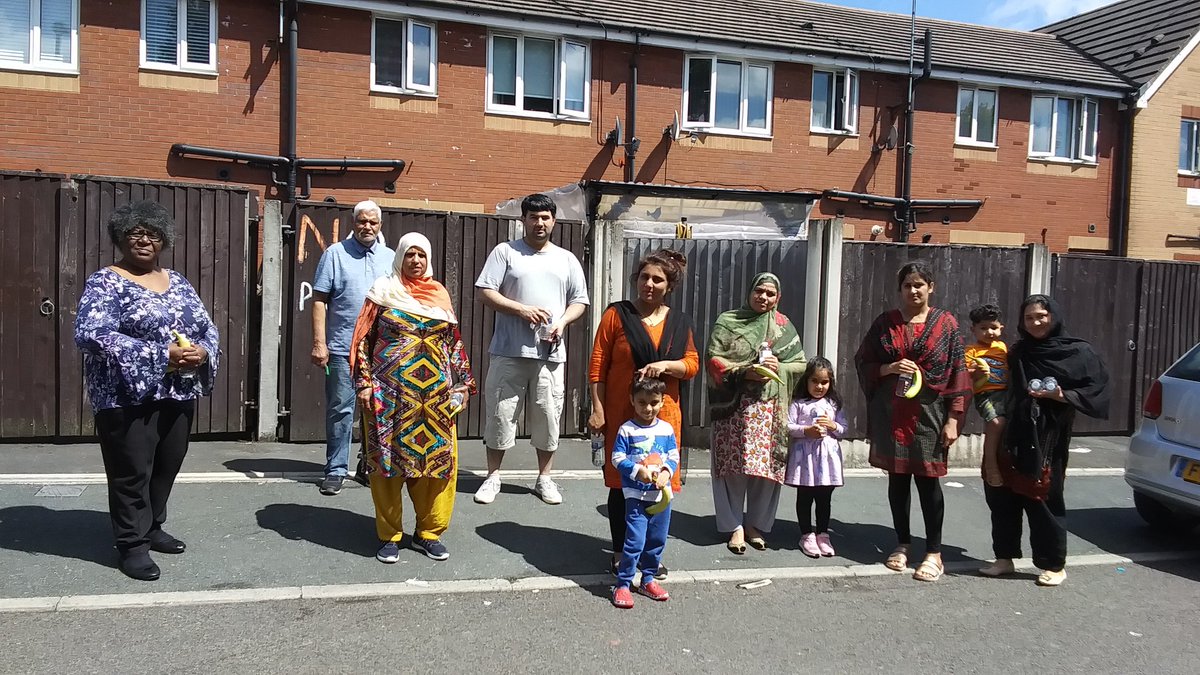 Tanuja_jigsawHG's tweet photo. Fantastic day😊 to start a walking group in North Manchester Jigsaw Homes neighbourhoods. 8 adults and 3 children enjoyed an hour walk around Cheetham Hill area @jigsawHG #mentalwellbeing. Follow the group on 10 week project to #reduceisolation #makingfriends #walkingpaths https://t.co/pRHI73DbPn
