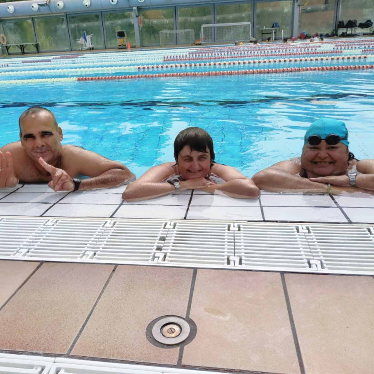 Ass_fsmental's tweet photo. Que bé que estan dins de l'aigua!!!! Els dimarts és dia d'esport i Piscina pels usuaris del Club social El Cercle, al @geieg1919 de Sant Ponç. #salutmental #saludmental #activitatssegures #juntsesmillor #clubsocial #familiaisalut #tallers #trobades #esports https://t.co/J2r7yh648Z
