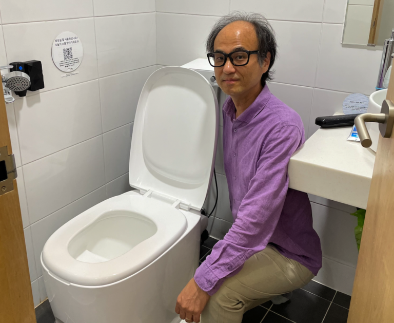 DeFiNewsNetwork's tweet image. In South Korea, a toilet is giving feces a purpose. The "BeeVi" toilet, created by a professor at Ulsan National Institute of Science &amp;amp; Technology, uses human feces to power the campus building. Students are enticed to use the toilet to earn #cryptocurrencies, coffee and books.