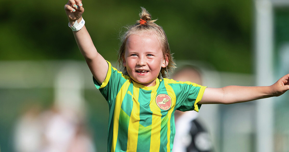 HelsinkiCup's tweet photo. Vau, mikä pelipäivä! 👏  Helsinki Cupin viheriöillä on nähty tänäänkin huikeita taidonnäytteitä, upeaa tiimihenkeä ja roppakaupalla iloa. Näissä tunnelmissa on hyvä jatkaa kohti finaaliviikonloppua! #helsinkicup2021 #jalkapallo https://t.co/TDPQzZENlY