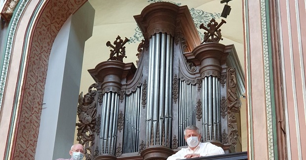 Het historische orgel in de Sint-Jozefkerk in Battel is verhuisd naar de Begijnhofkerk. De Battelse kerk wordt door brouwerij Het Anker omgevormd tot de Batteliek. Dat wordt een ontmoetingsplek met ruimte voor een microbrouwerij en -stokerij.

radioreflex.be/2021/07/15/bat…