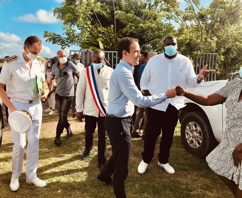 cedric_o's tweet photo. 📍Morne-à-l’Eau
Début de cette 2ème journée en #Guadeloupe 100% #FrenchTech à la ferme connectée Myditek. Cette start-up locale développe des solutions numériques pour optimiser la production agricole, et faciliter la vie des agriculteurs 🌾🐄 #Agritech 

@J_Denormandie https://t.co/SJx09x4cLb