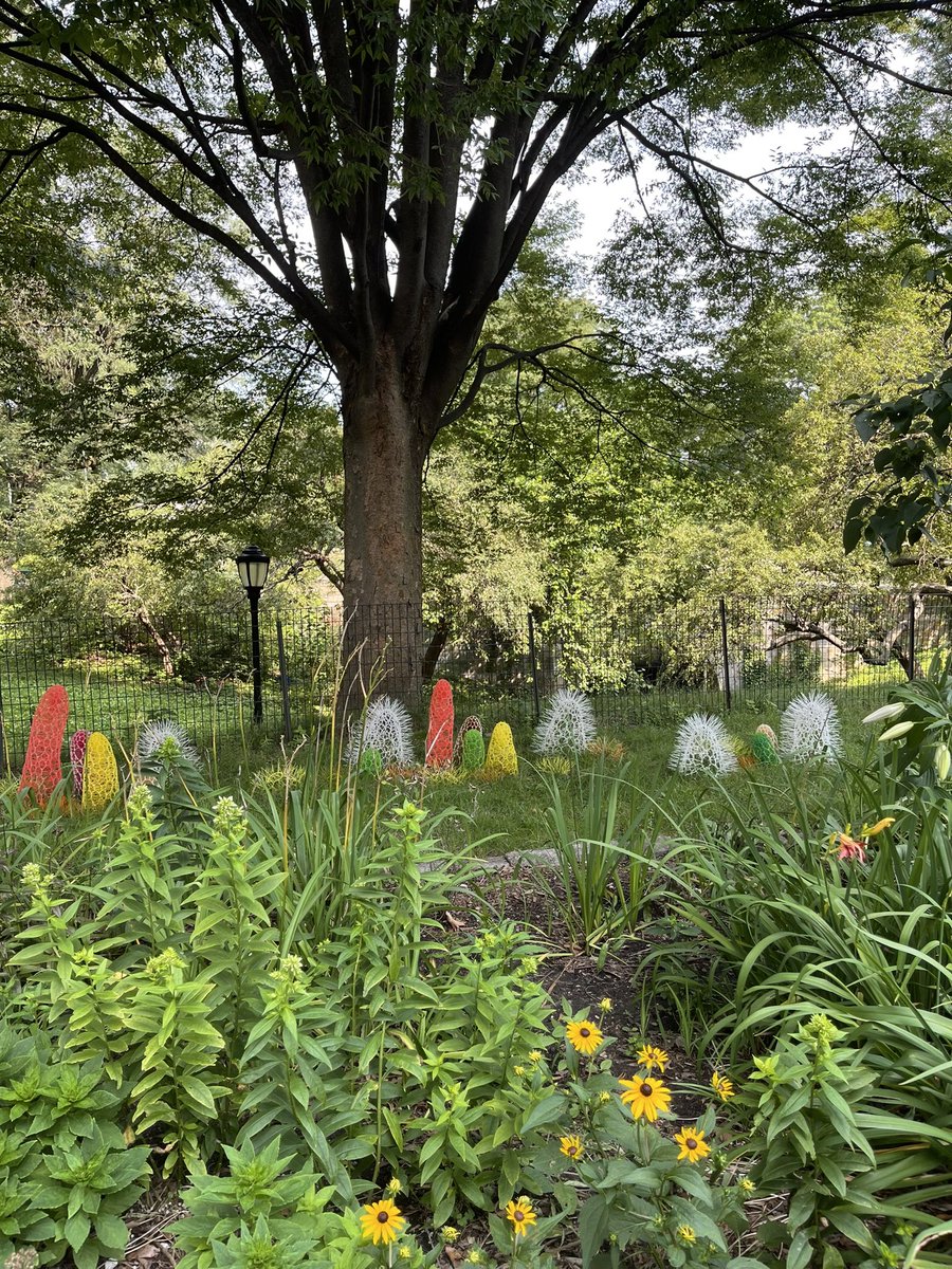 saralemesh's tweet photo. It feels like this art installation on the UWS was meant to depict the evil supernatural presence in “The City We Became” by @nkjemisin #scifi #scifiart #newyorkcity https://t.co/iy1tSWcTAL