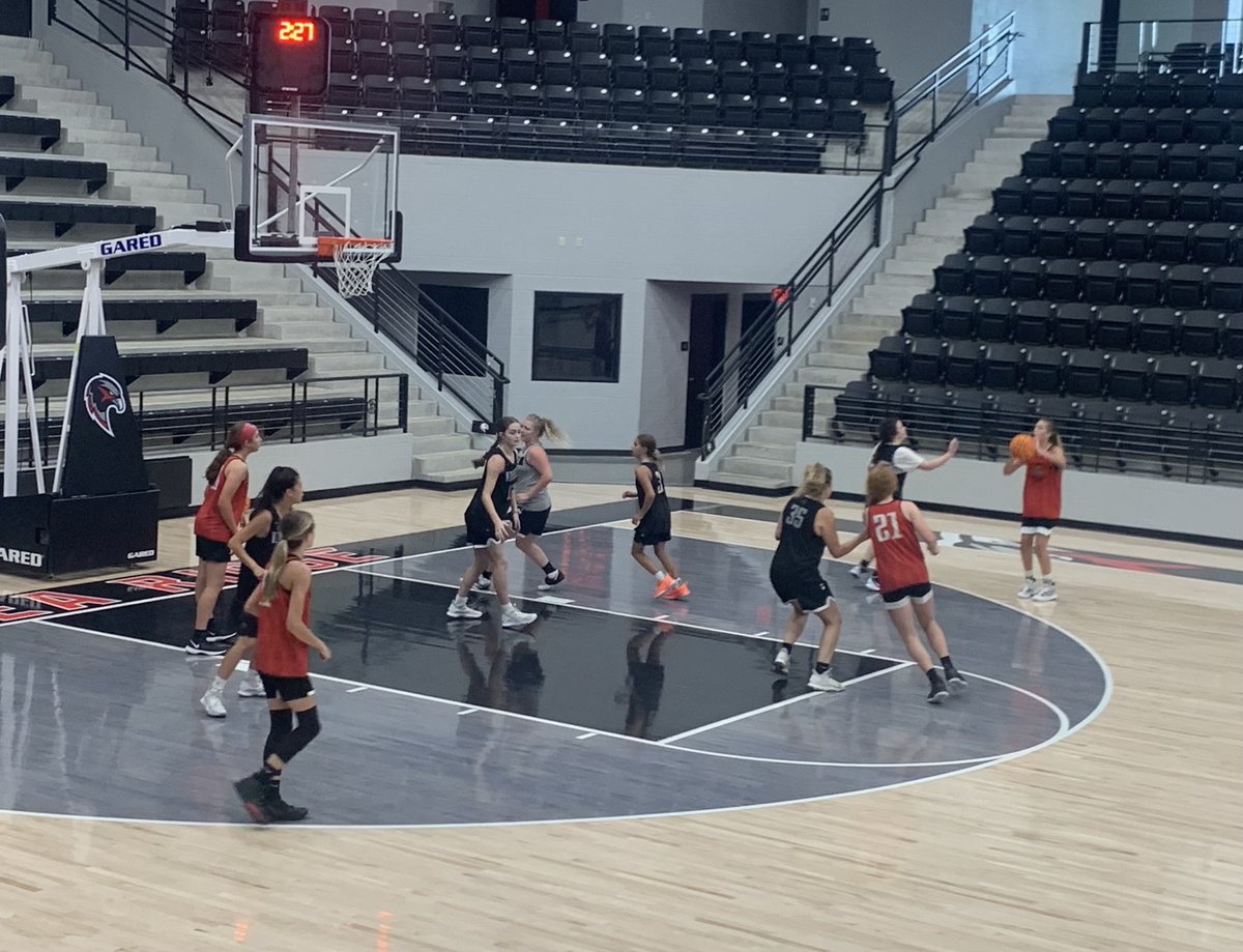 Dylan_K23's tweet photo. Another great night of open gym yesterday! Some JH and HS @PRHS_LadyHawks got better! #HawkFly https://t.co/Ga9gOxtpdc