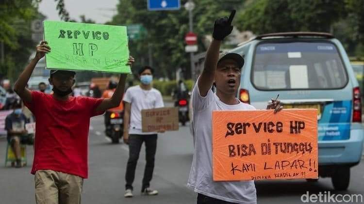 Aruni_Z4's tweet photo. Situasi serba sulit 
Ya Rabb beri kekuatan kami semua
😥🤲🤲

Gambaran hidup negeri kami....😭😭😭 https://t.co/fIyQzFMXy5