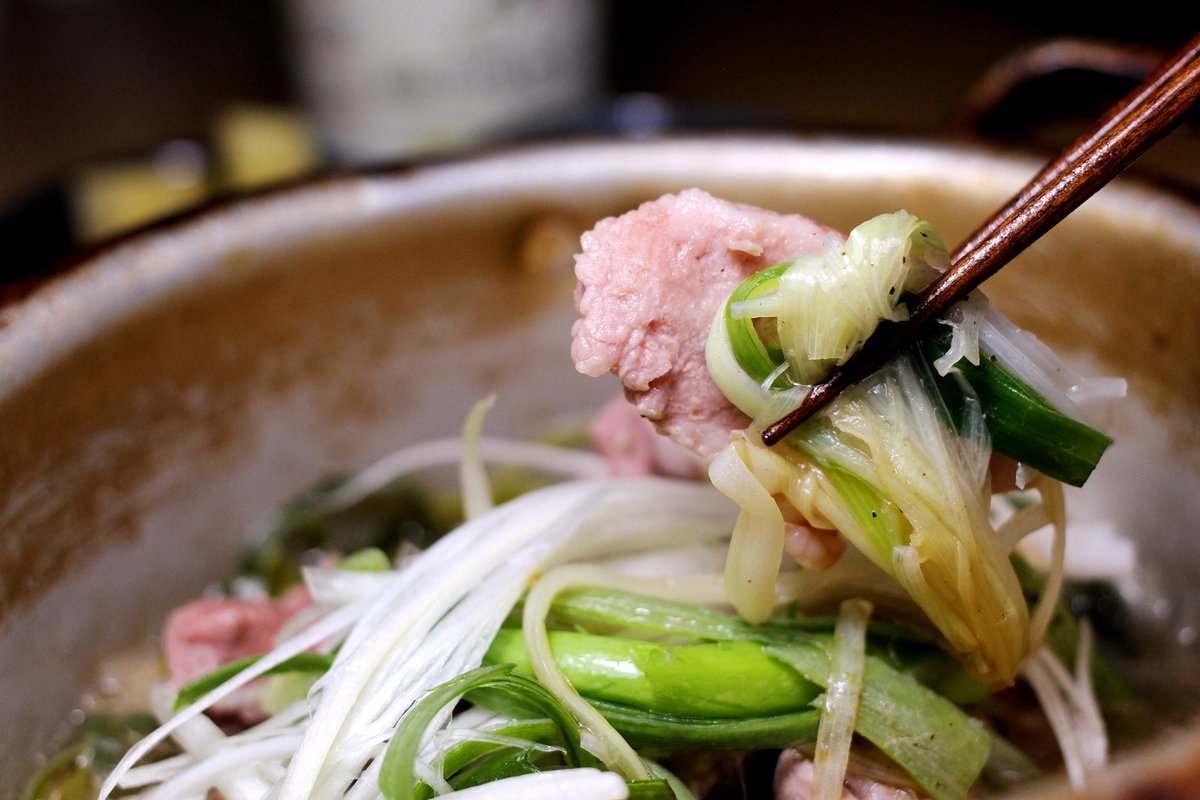 대파가 한 단에 오백원 천원 하는 계절입니다.,
한바가지 채친 파채를 냄비 그득히 깔아주고
돼지고기 한 주먹 물 한컵을 쪼로록,.
다진마늘 땡초 하나 액젓 국간장에
뚜껑 덮어 강불에 팔팔 약불에 뭉근히 쪄주면은
살살 녹는 대파돼지찜 땡이거든요.,
밥 챙겨먹어요,.
행복하세요..저도 행복할게요.,